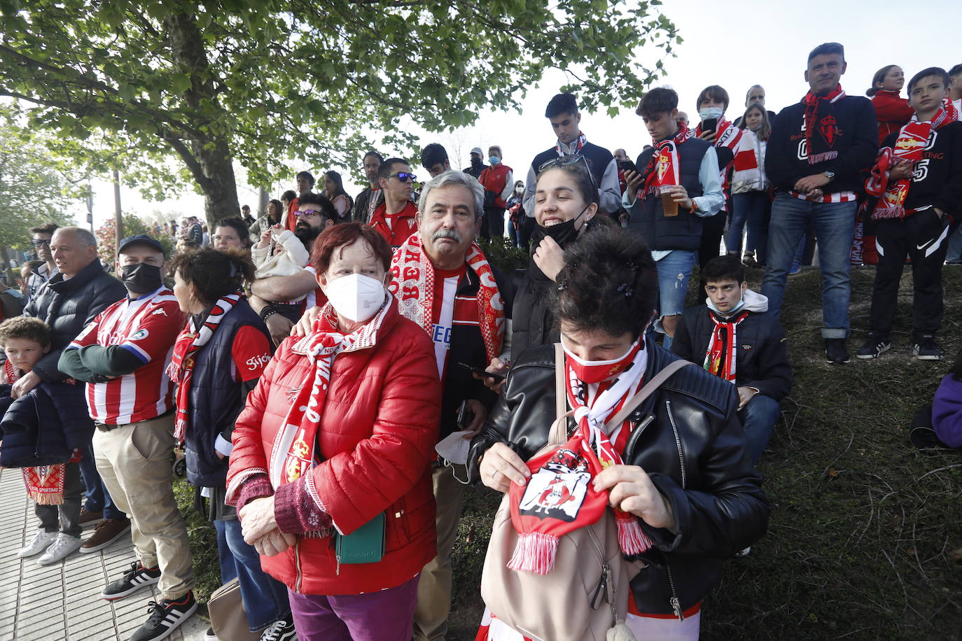 La afición del Sporting ha llenado las inmediaciones de El Molinón antes del partido que enfrentará a los rojiblancos con el Real Oviedo 