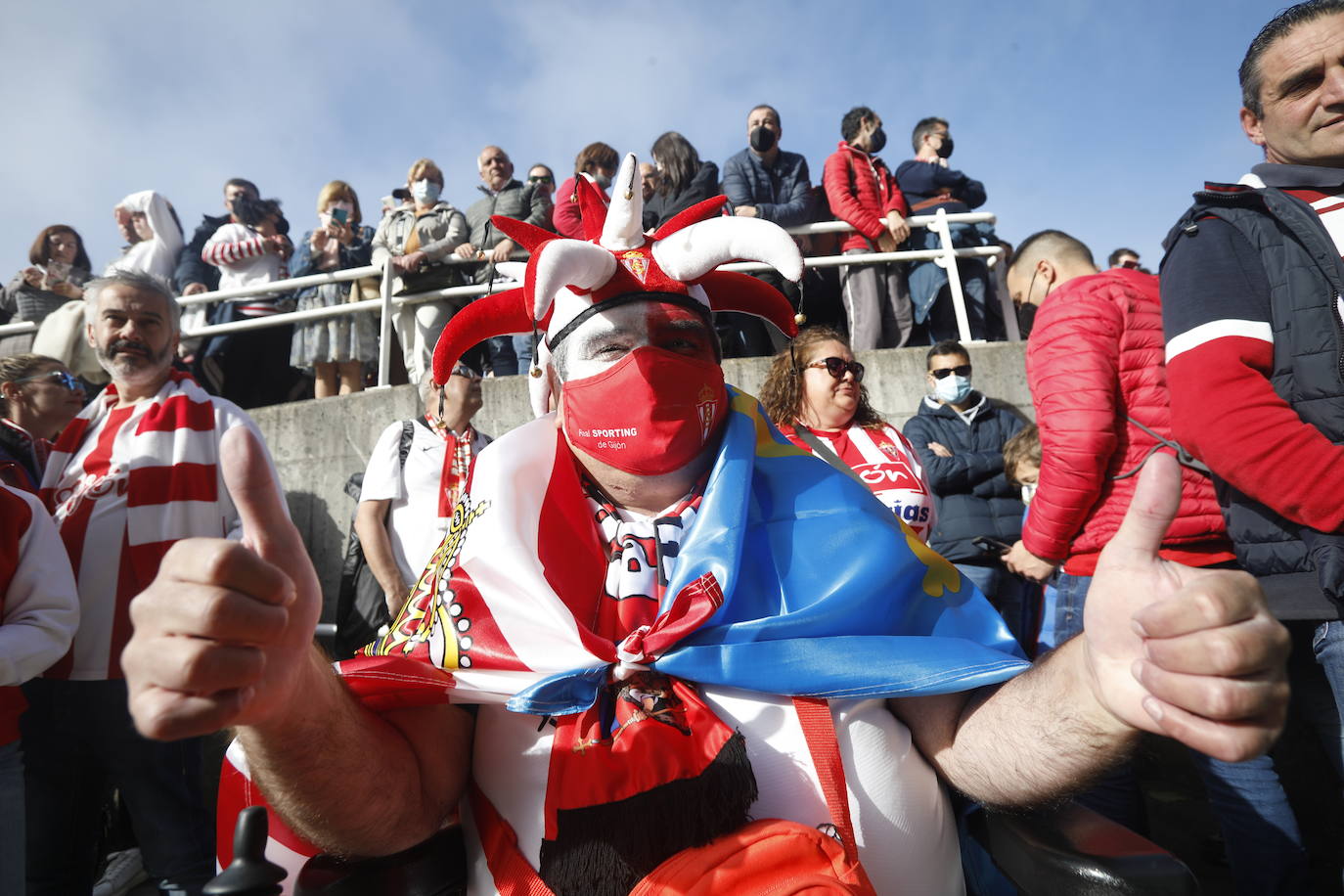 La afición del Sporting ha llenado las inmediaciones de El Molinón antes del partido que enfrentará a los rojiblancos con el Real Oviedo 