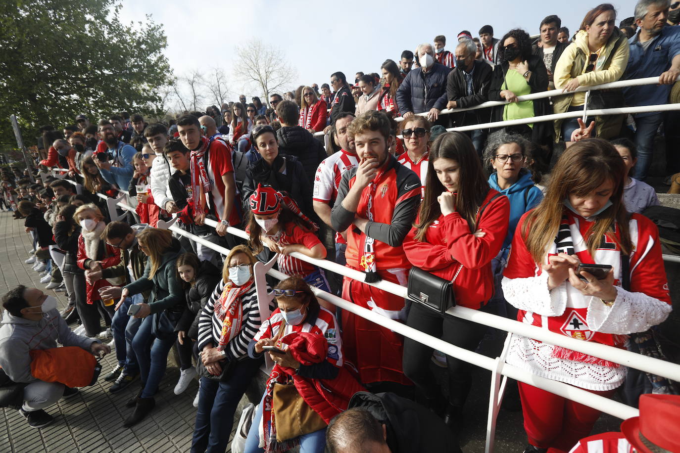 La afición del Sporting ha llenado las inmediaciones de El Molinón antes del partido que enfrentará a los rojiblancos con el Real Oviedo 