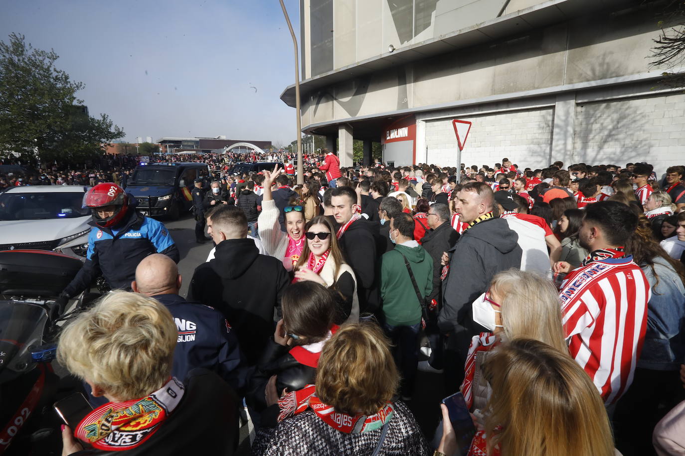 La afición del Sporting ha llenado las inmediaciones de El Molinón antes del partido que enfrentará a los rojiblancos con el Real Oviedo 