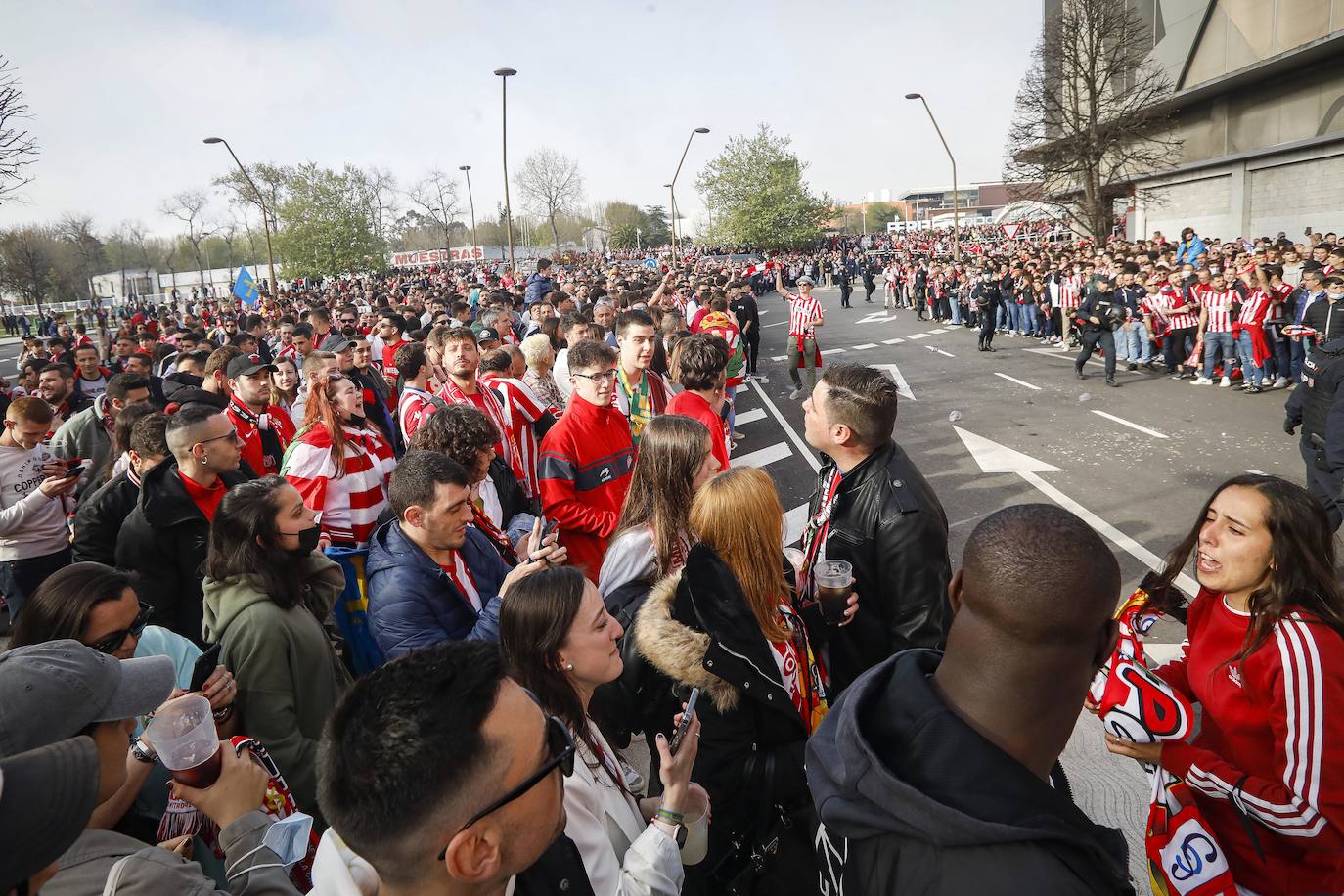 La afición del Sporting ha llenado las inmediaciones de El Molinón antes del partido que enfrentará a los rojiblancos con el Real Oviedo 