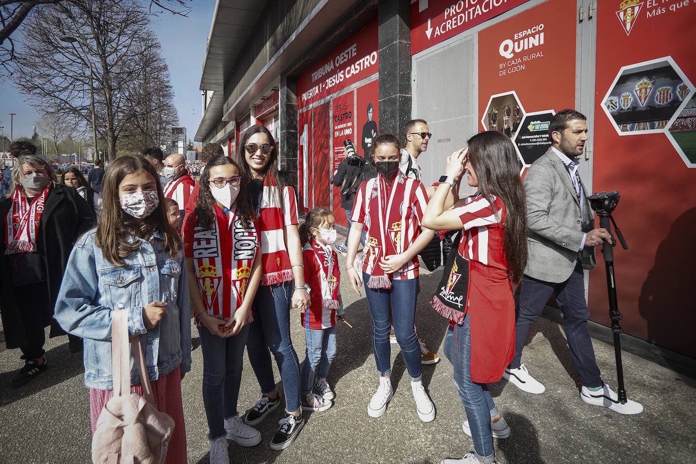 La afición del Sporting ha llenado las inmediaciones de El Molinón antes del partido que enfrentará a los rojiblancos con el Real Oviedo 