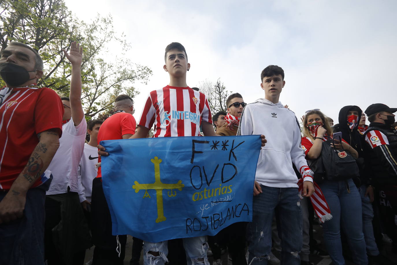 La afición del Sporting ha llenado las inmediaciones de El Molinón antes del partido que enfrentará a los rojiblancos con el Real Oviedo 