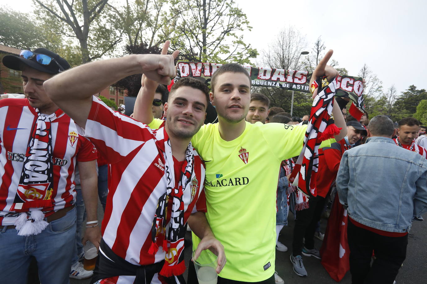 La afición del Sporting ha llenado las inmediaciones de El Molinón antes del partido que enfrentará a los rojiblancos con el Real Oviedo 