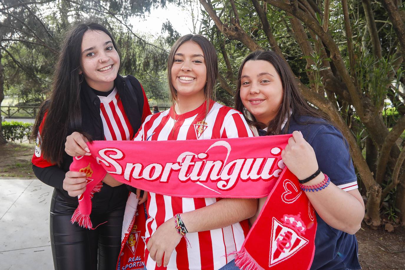 La afición del Sporting ha llenado las inmediaciones de El Molinón antes del partido que enfrentará a los rojiblancos con el Real Oviedo 