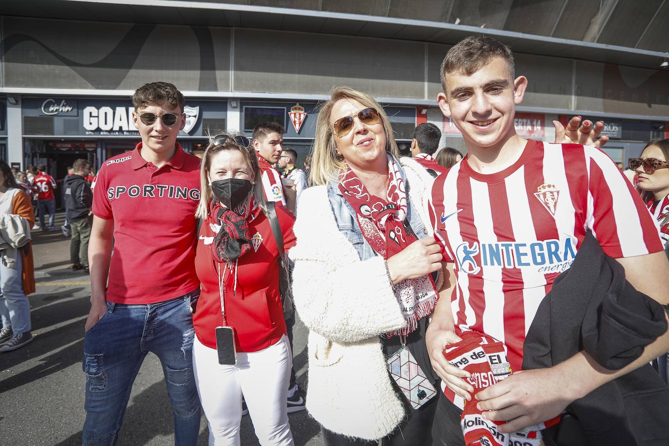 La afición del Sporting ha llenado las inmediaciones de El Molinón antes del partido que enfrentará a los rojiblancos con el Real Oviedo 