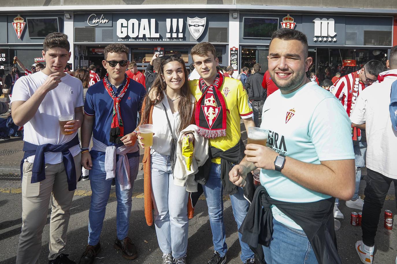 La afición del Sporting ha llenado las inmediaciones de El Molinón antes del partido que enfrentará a los rojiblancos con el Real Oviedo 