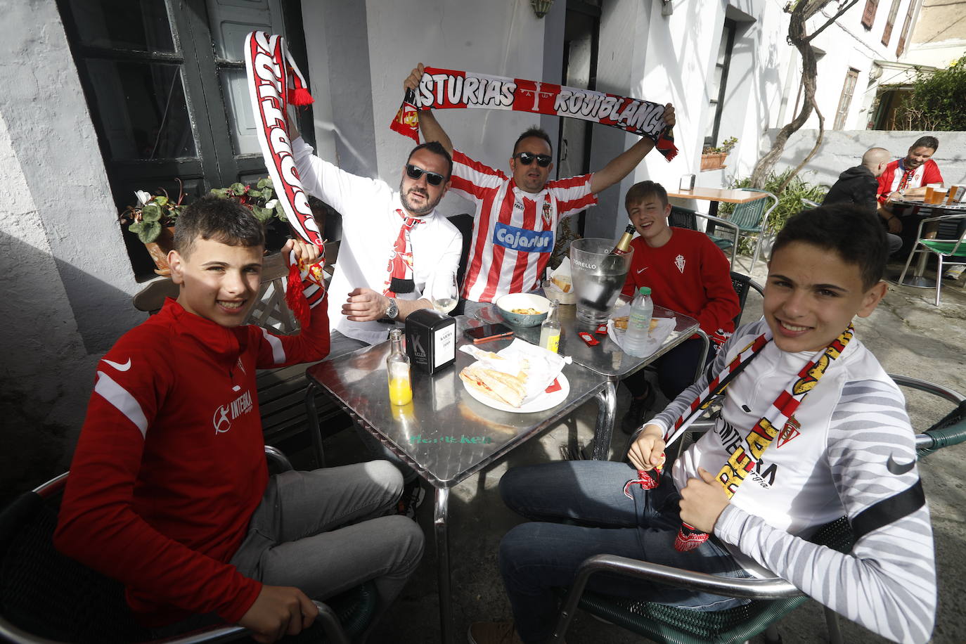 La afición del Sporting ha llenado las inmediaciones de El Molinón antes del partido que enfrentará a los rojiblancos con el Real Oviedo 