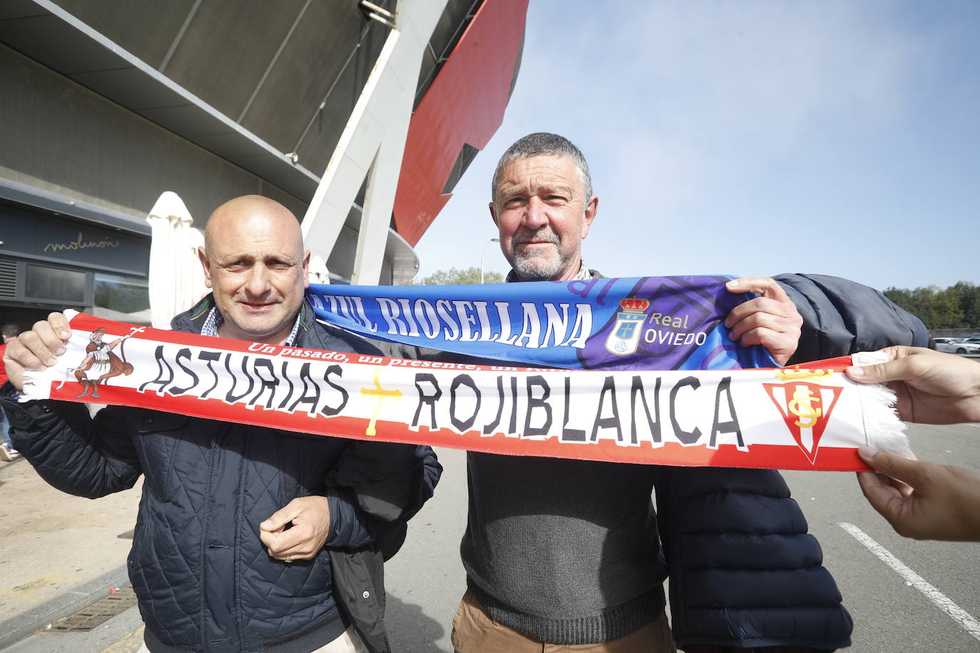 La afición del Sporting ha llenado las inmediaciones de El Molinón antes del partido que enfrentará a los rojiblancos con el Real Oviedo 