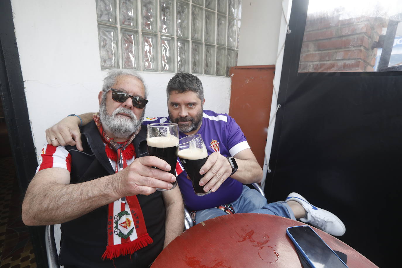 La afición del Sporting ha llenado las inmediaciones de El Molinón antes del partido que enfrentará a los rojiblancos con el Real Oviedo 