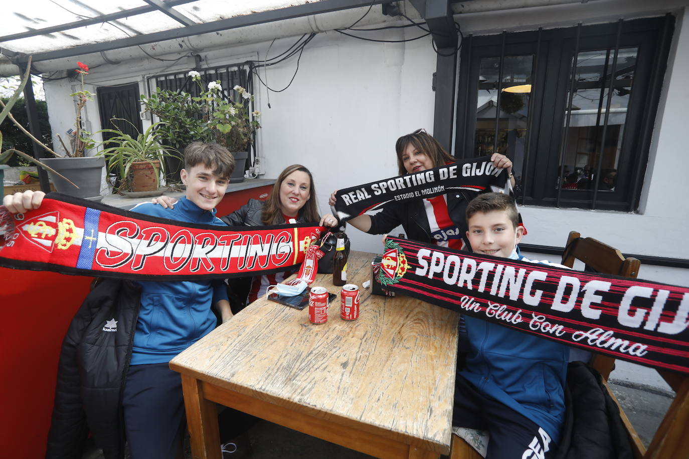 La afición del Sporting ha llenado las inmediaciones de El Molinón antes del partido que enfrentará a los rojiblancos con el Real Oviedo 