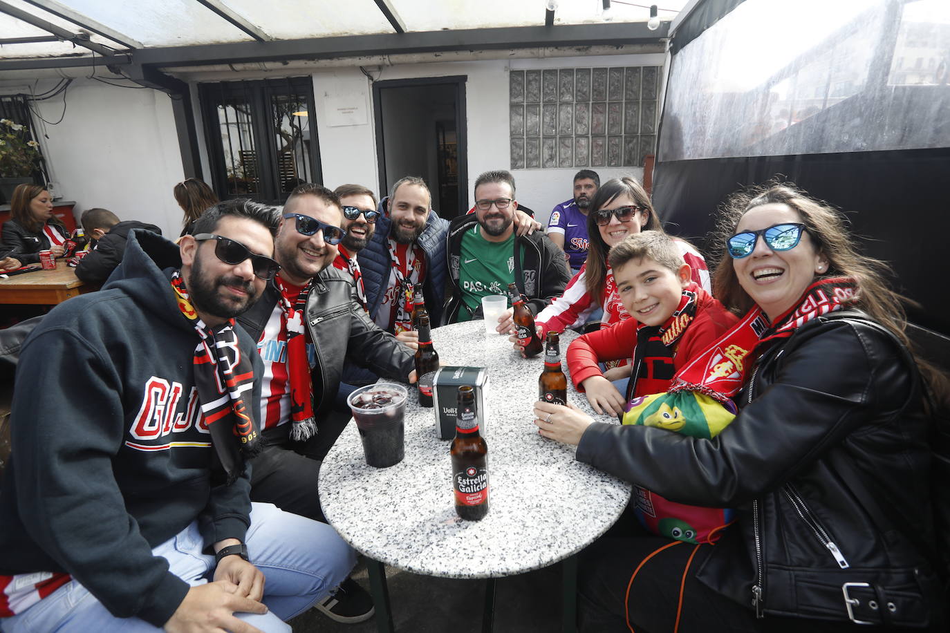 La afición del Sporting ha llenado las inmediaciones de El Molinón antes del partido que enfrentará a los rojiblancos con el Real Oviedo 