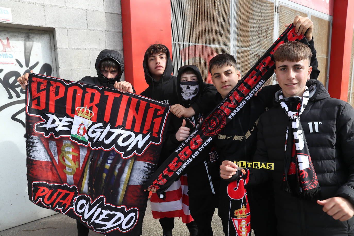 La afición del Sporting ha llenado las inmediaciones de El Molinón antes del partido que enfrentará a los rojiblancos con el Real Oviedo 