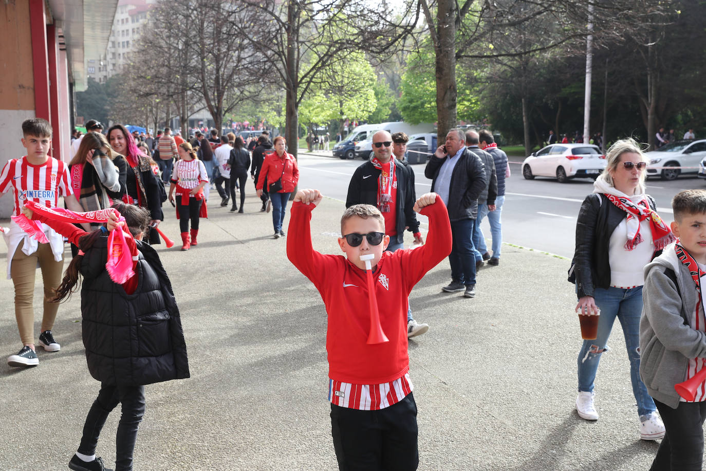 La afición del Sporting ha llenado las inmediaciones de El Molinón antes del partido que enfrentará a los rojiblancos con el Real Oviedo 