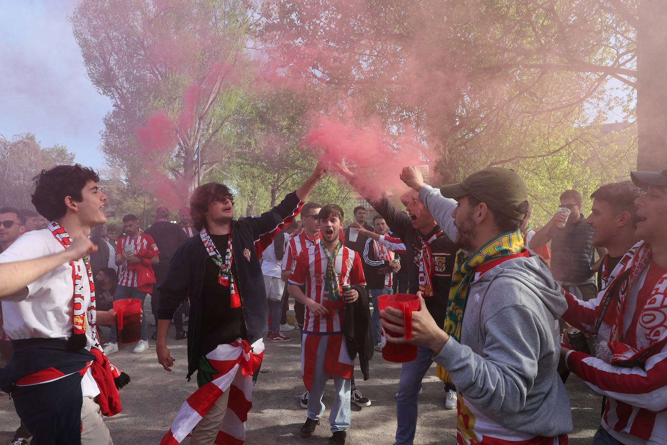 La afición del Sporting ha llenado las inmediaciones de El Molinón antes del partido que enfrentará a los rojiblancos con el Real Oviedo 