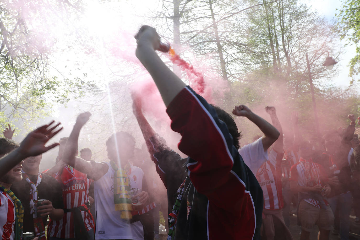 La afición del Sporting ha llenado las inmediaciones de El Molinón antes del partido que enfrentará a los rojiblancos con el Real Oviedo 