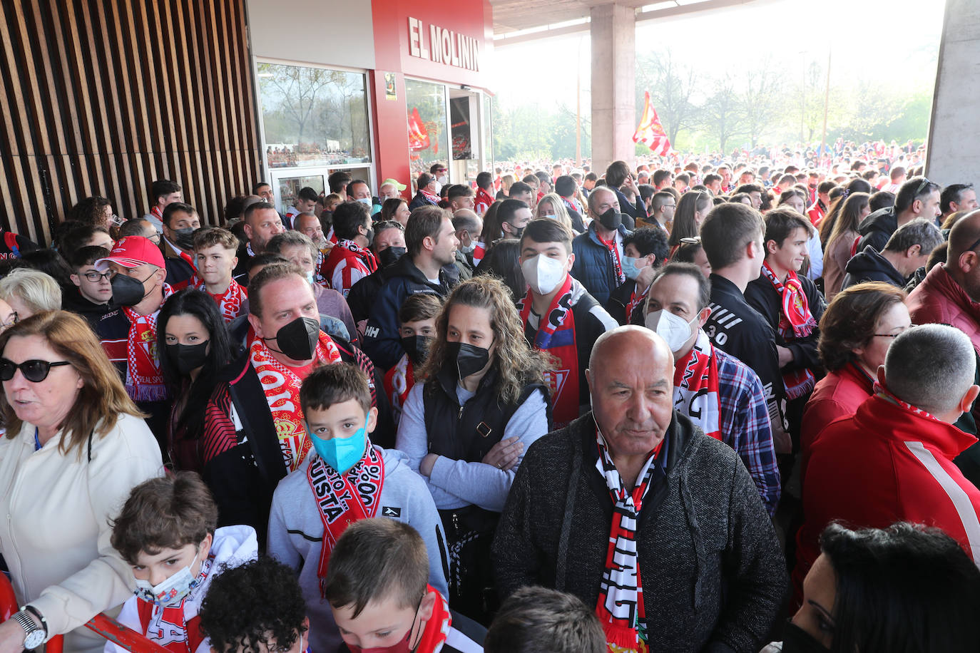 La afición del Sporting ha llenado las inmediaciones de El Molinón antes del partido que enfrentará a los rojiblancos con el Real Oviedo 