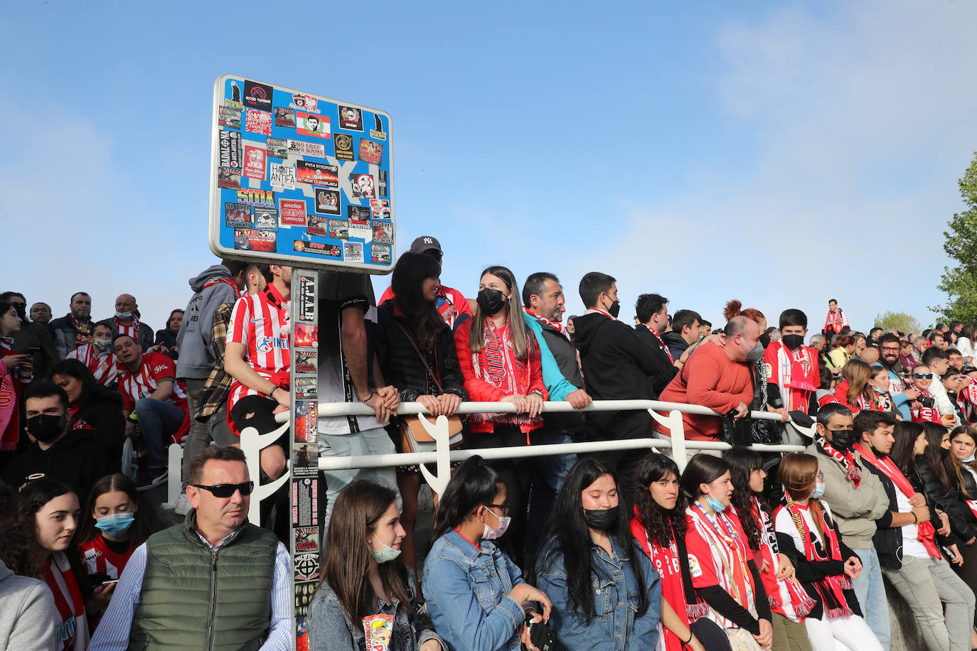 La afición del Sporting ha llenado las inmediaciones de El Molinón antes del partido que enfrentará a los rojiblancos con el Real Oviedo 