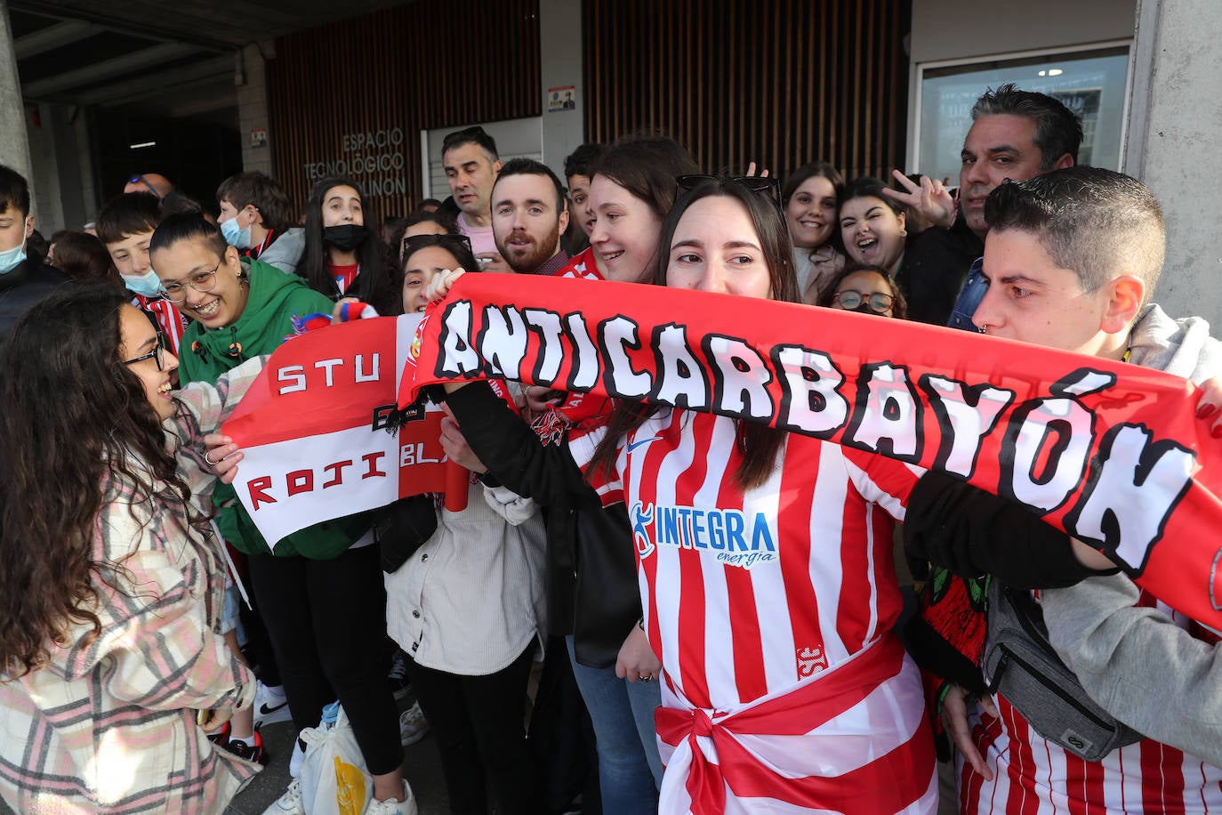 La afición del Sporting ha llenado las inmediaciones de El Molinón antes del partido que enfrentará a los rojiblancos con el Real Oviedo 