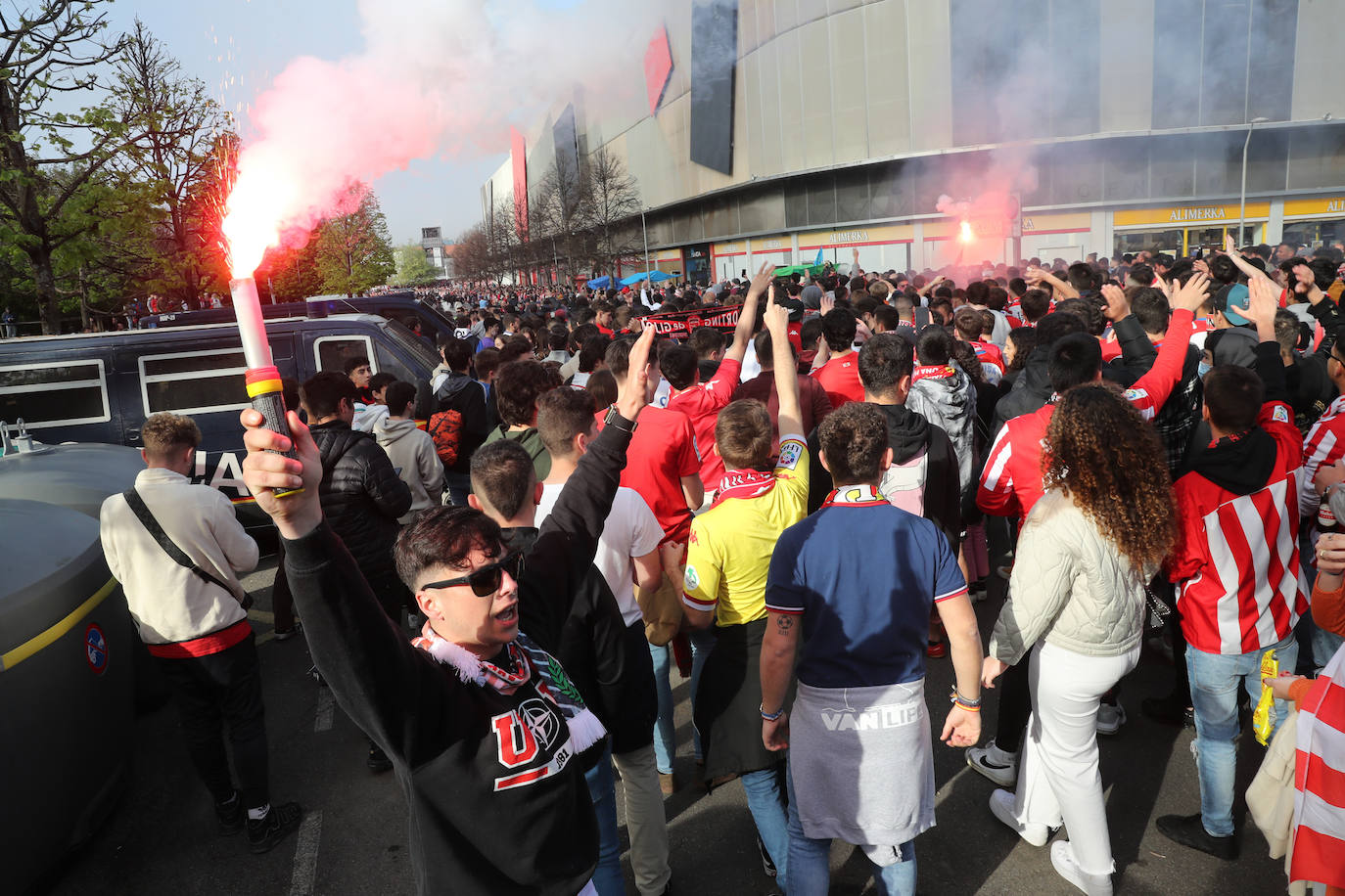 La afición del Sporting ha llenado las inmediaciones de El Molinón antes del partido que enfrentará a los rojiblancos con el Real Oviedo 