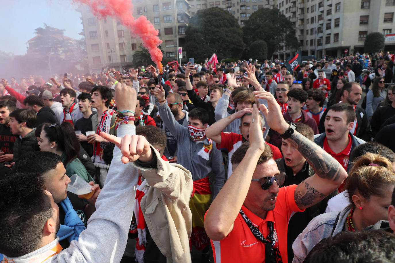 La afición del Sporting ha llenado las inmediaciones de El Molinón antes del partido que enfrentará a los rojiblancos con el Real Oviedo 