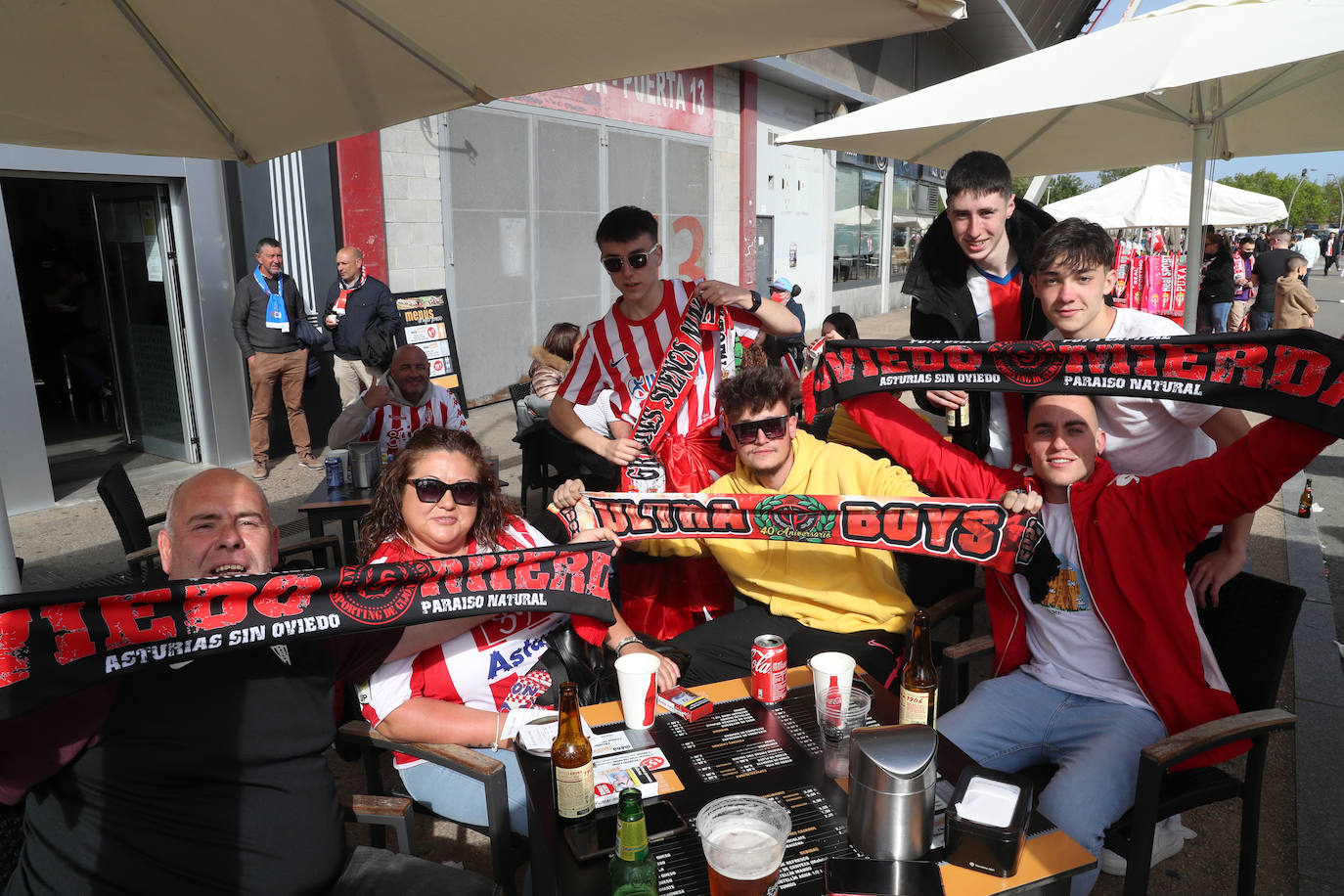 La afición del Sporting ha llenado las inmediaciones de El Molinón antes del partido que enfrentará a los rojiblancos con el Real Oviedo 