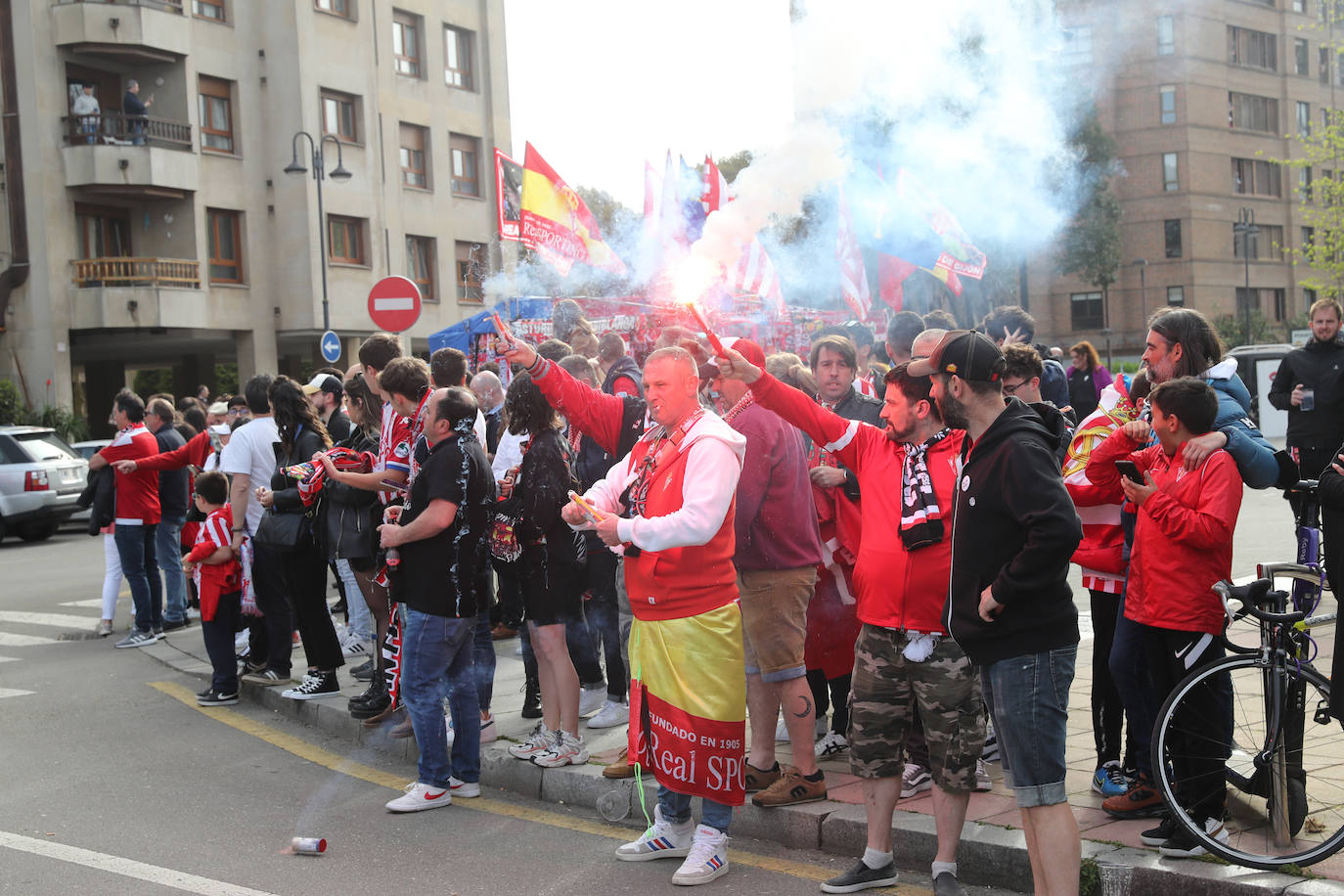 La afición del Sporting ha llenado las inmediaciones de El Molinón antes del partido que enfrentará a los rojiblancos con el Real Oviedo 