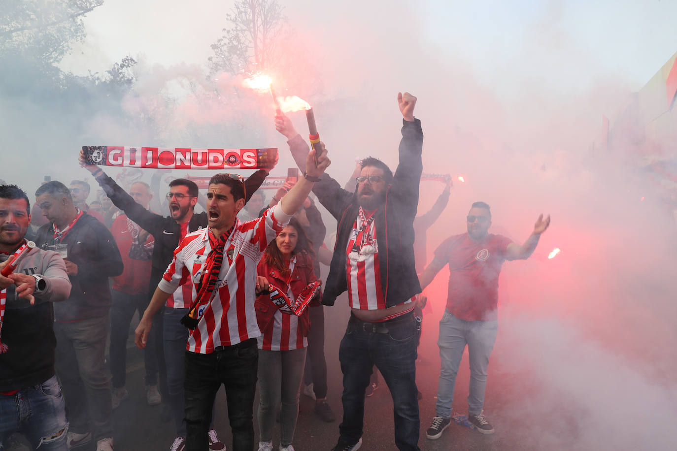 La afición del Sporting ha llenado las inmediaciones de El Molinón antes del partido que enfrentará a los rojiblancos con el Real Oviedo 