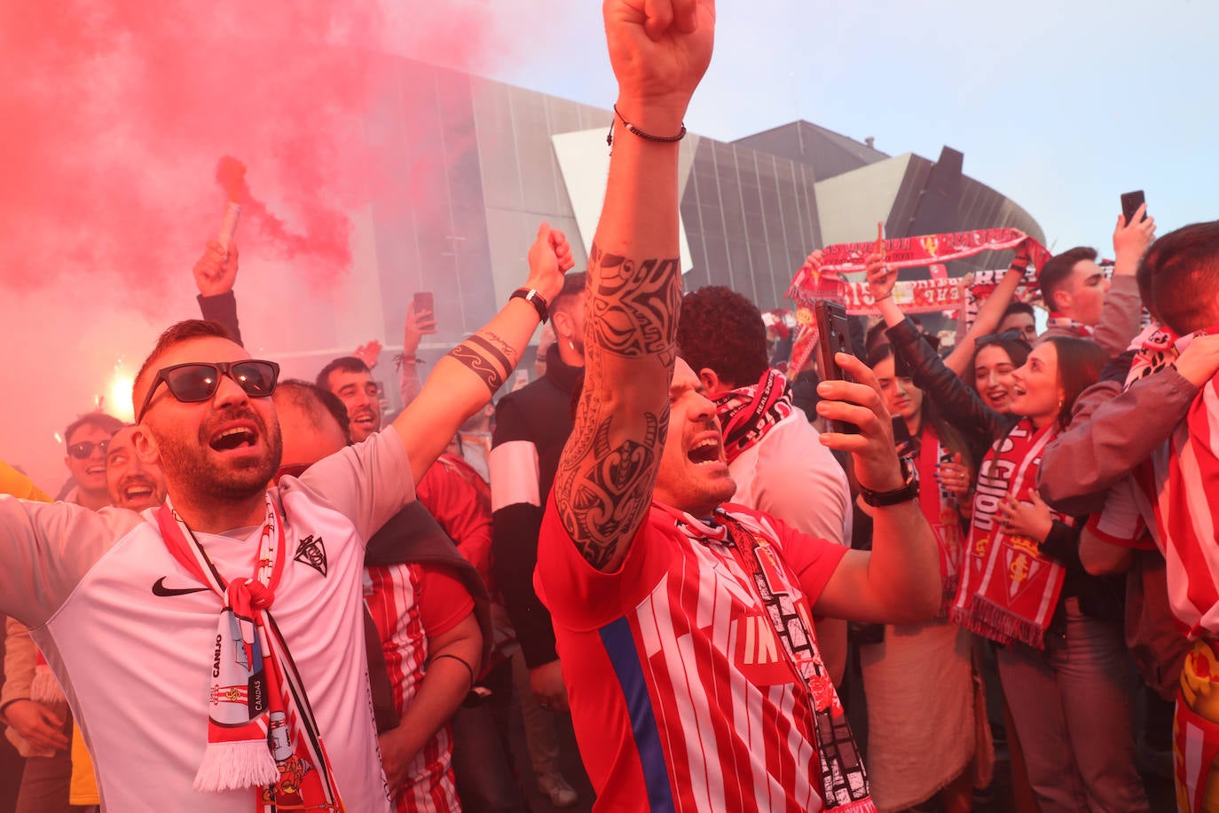 La afición del Sporting ha llenado las inmediaciones de El Molinón antes del partido que enfrentará a los rojiblancos con el Real Oviedo 