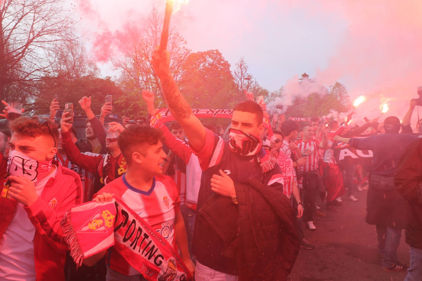 La afición del Sporting ha llenado las inmediaciones de El Molinón antes del partido que enfrentará a los rojiblancos con el Real Oviedo 