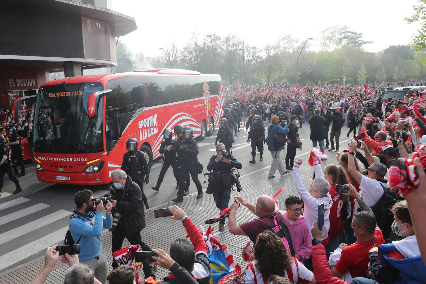 La afición del Sporting ha llenado las inmediaciones de El Molinón antes del partido que enfrentará a los rojiblancos con el Real Oviedo 