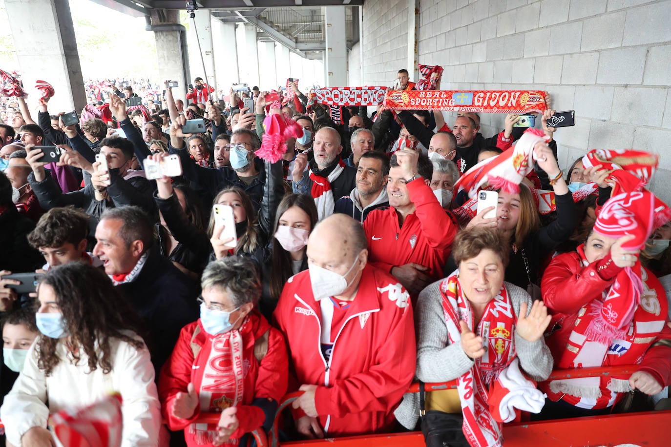 La afición del Sporting ha llenado las inmediaciones de El Molinón antes del partido que enfrentará a los rojiblancos con el Real Oviedo 