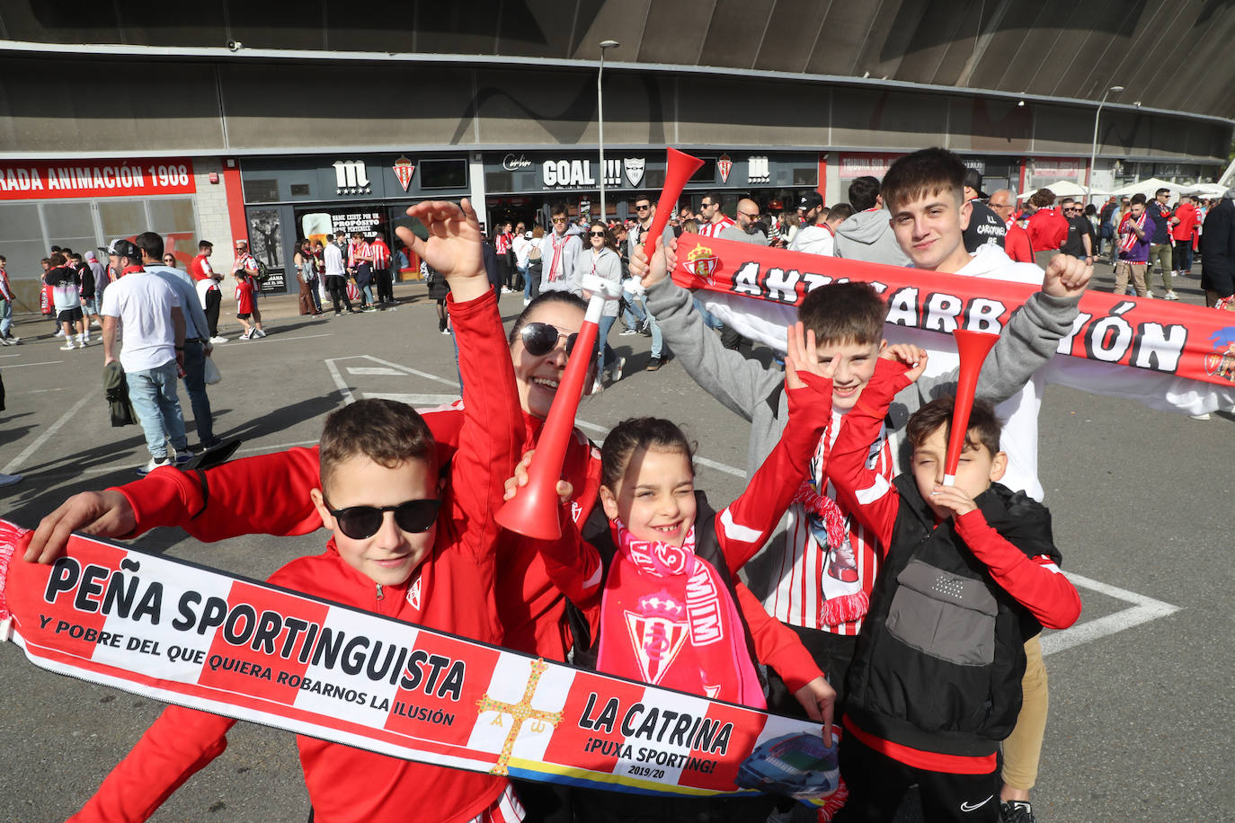 La afición del Sporting ha llenado las inmediaciones de El Molinón antes del partido que enfrentará a los rojiblancos con el Real Oviedo 