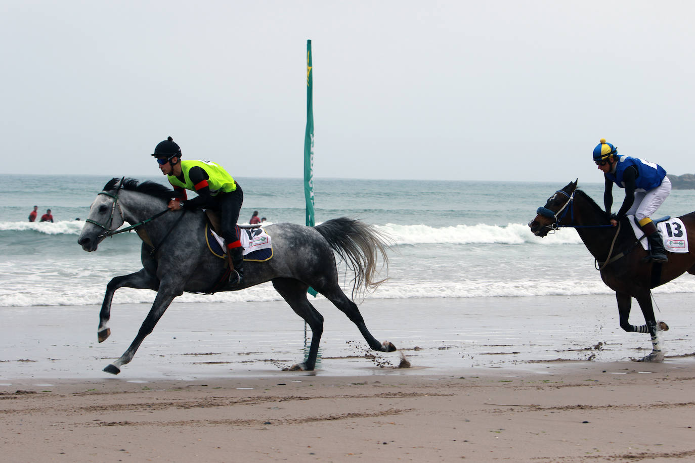 La playa de Santa Marina ha vuelto a llenarse de las Carreras de Caballos Playa de Ribadesella. Este sábado ha servido para coronar a 'Capea' y a su jinete Manuel Revuelta García como los grandes campeones de la 31º edición al vencer en la carrera larga (2.200 m) de la Primera Categoría-Gran Premio Hostelería y Comercio de Ribadesella para cuadrúpedos Pura Sangre Inglés.