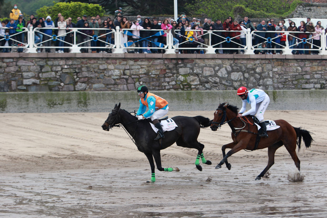 La playa de Santa Marina ha vuelto a llenarse de las Carreras de Caballos Playa de Ribadesella. Este sábado ha servido para coronar a 'Capea' y a su jinete Manuel Revuelta García como los grandes campeones de la 31º edición al vencer en la carrera larga (2.200 m) de la Primera Categoría-Gran Premio Hostelería y Comercio de Ribadesella para cuadrúpedos Pura Sangre Inglés.