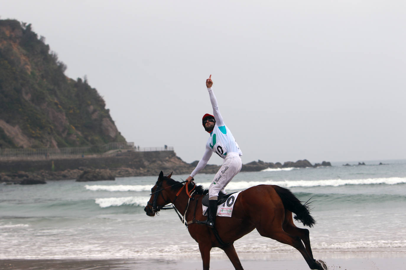 La playa de Santa Marina ha vuelto a llenarse de las Carreras de Caballos Playa de Ribadesella. Este sábado ha servido para coronar a 'Capea' y a su jinete Manuel Revuelta García como los grandes campeones de la 31º edición al vencer en la carrera larga (2.200 m) de la Primera Categoría-Gran Premio Hostelería y Comercio de Ribadesella para cuadrúpedos Pura Sangre Inglés.