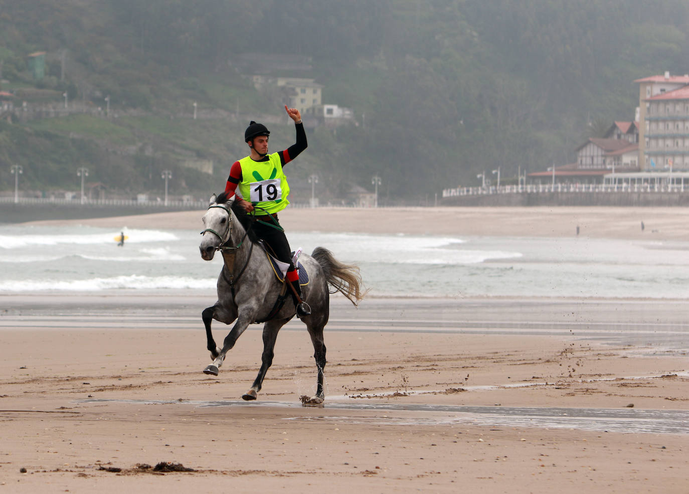 La playa de Santa Marina ha vuelto a llenarse de las Carreras de Caballos Playa de Ribadesella. Este sábado ha servido para coronar a 'Capea' y a su jinete Manuel Revuelta García como los grandes campeones de la 31º edición al vencer en la carrera larga (2.200 m) de la Primera Categoría-Gran Premio Hostelería y Comercio de Ribadesella para cuadrúpedos Pura Sangre Inglés.