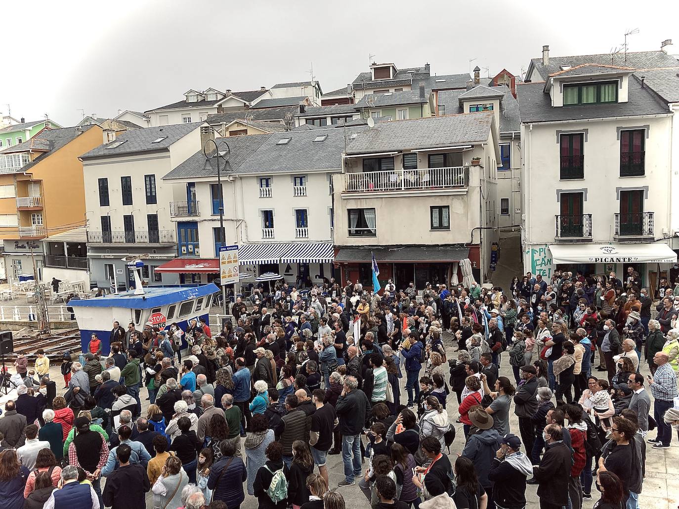 Decenas de personas se han manifestado este sábado en Tapia de Casariego para dejar claro que están en contra de la explotación de oro en Salave. «En Salave, arqueología sí, minería no» u «oro xa temos, son os nosos nenos» son algunas de las pancartas que han podido leerse en una concentración que ha estado ambientada por una banda de música. 