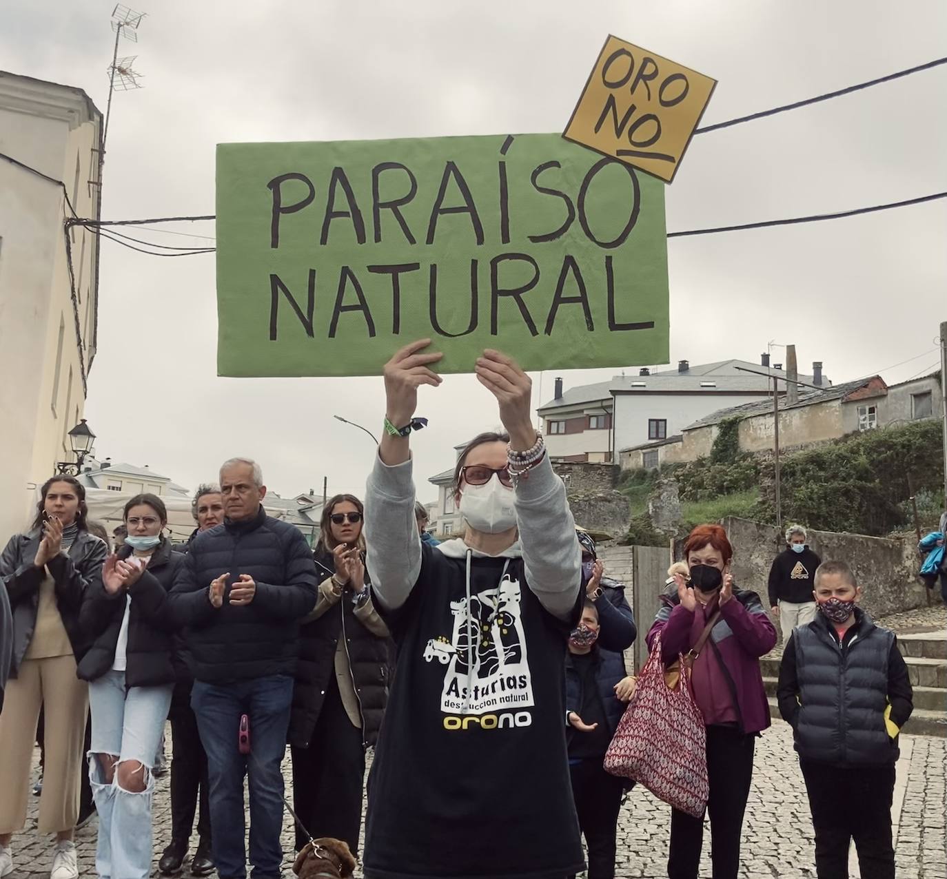 Decenas de personas se han manifestado este sábado en Tapia de Casariego para dejar claro que están en contra de la explotación de oro en Salave. «En Salave, arqueología sí, minería no» u «oro xa temos, son os nosos nenos» son algunas de las pancartas que han podido leerse en una concentración que ha estado ambientada por una banda de música. 