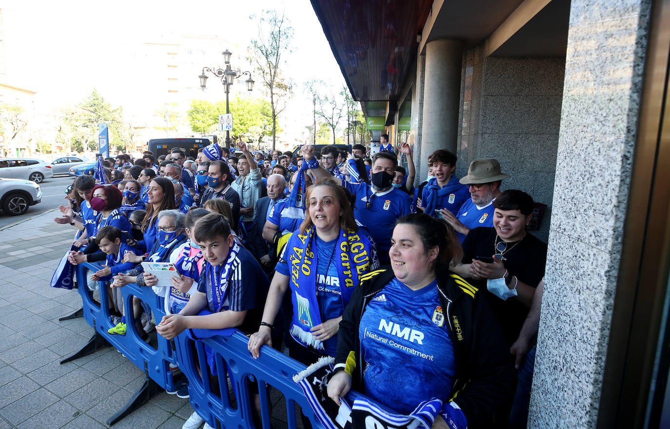 Decenas de aficionados del Real Oviedo se han agolpado para despedir a los jugadores antes del derbi asturiano, que se disputará en El Molinón 