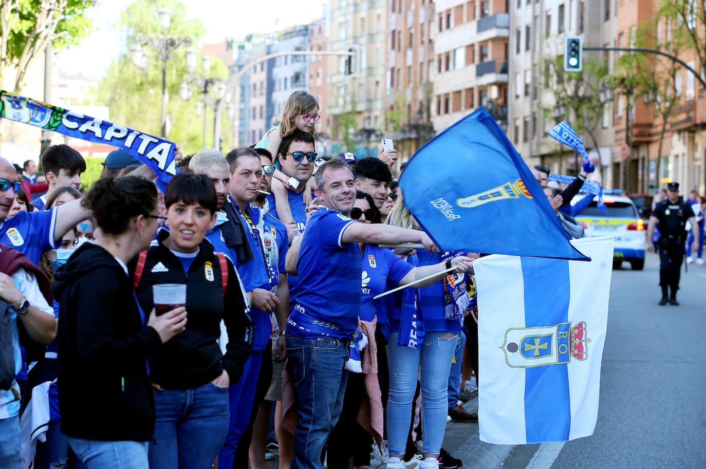 Decenas de aficionados del Real Oviedo se han agolpado para despedir a los jugadores antes del derbi asturiano, que se disputará en El Molinón 