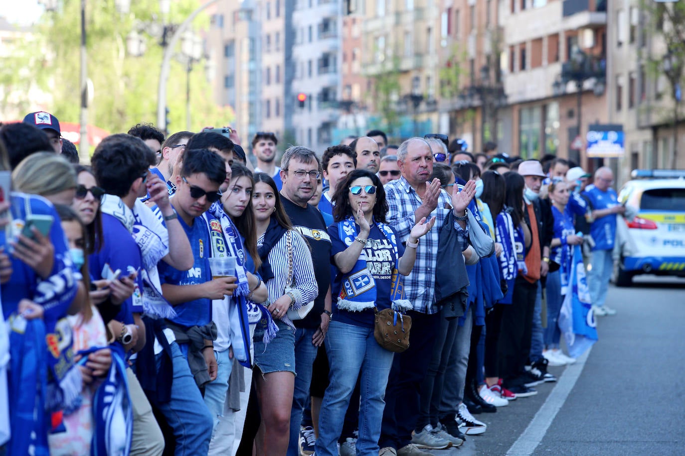 Decenas de aficionados del Real Oviedo se han agolpado para despedir a los jugadores antes del derbi asturiano, que se disputará en El Molinón 