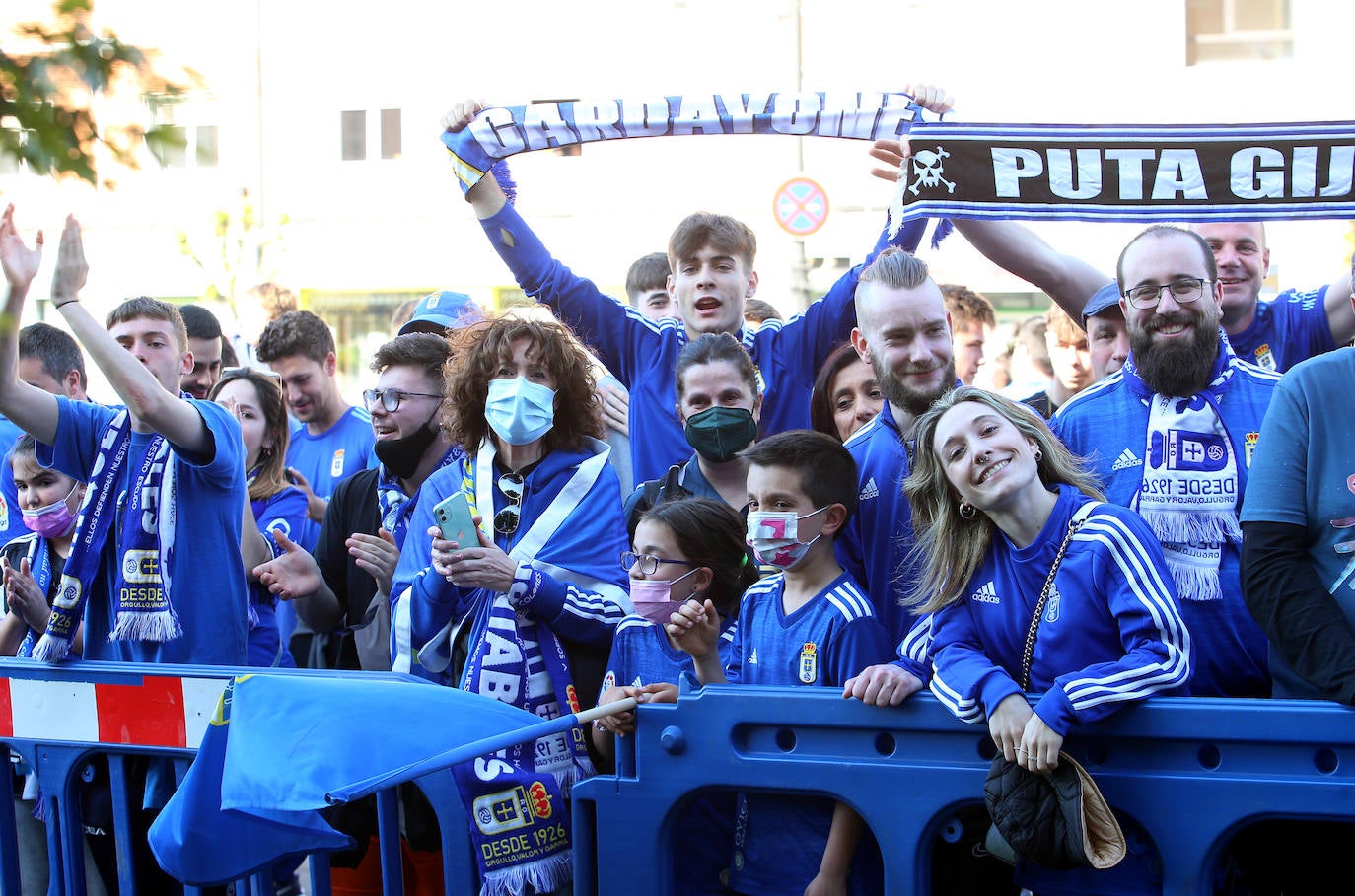 Decenas de aficionados del Real Oviedo se han agolpado para despedir a los jugadores antes del derbi asturiano, que se disputará en El Molinón 