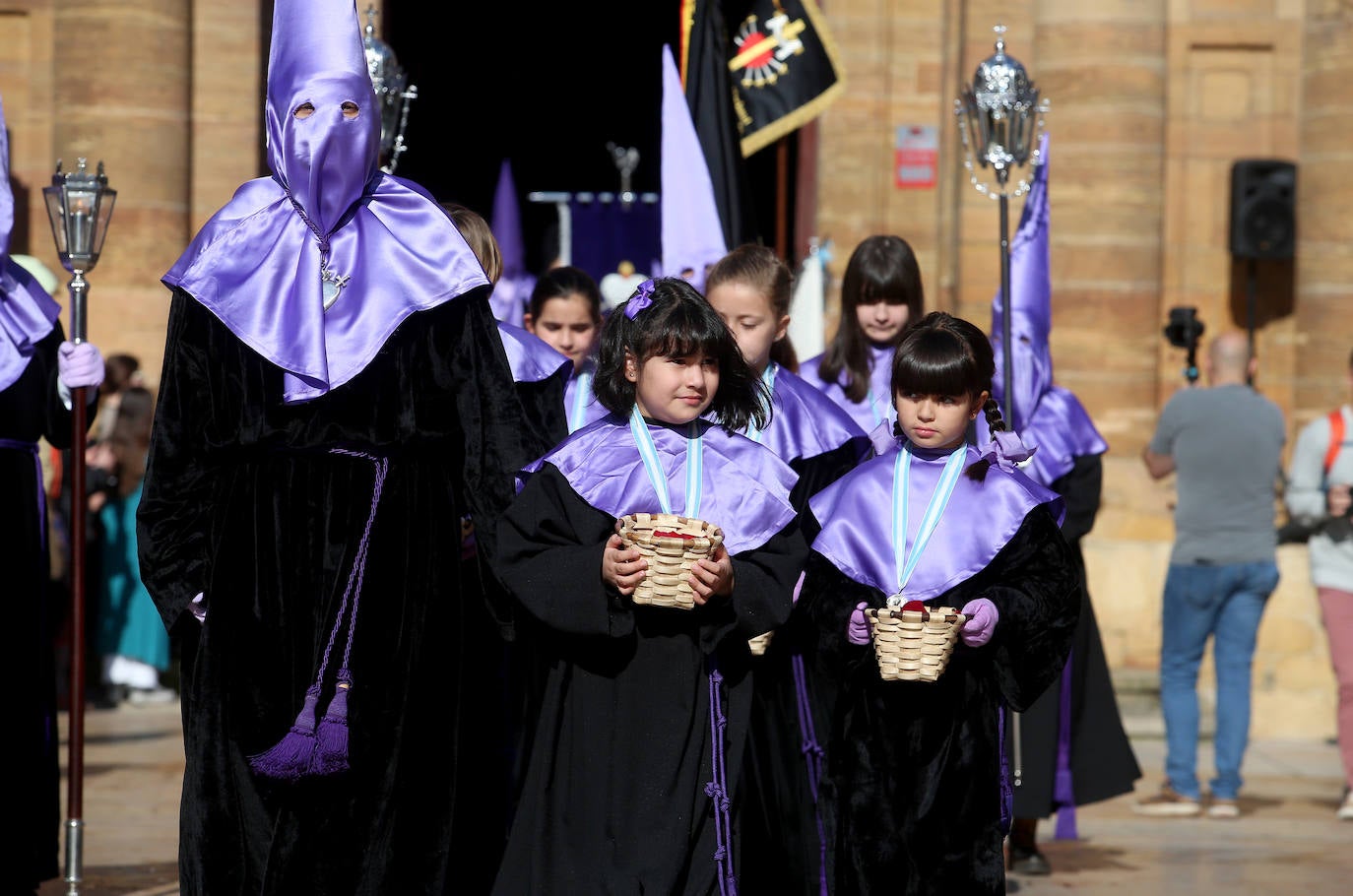 La procesión de La Soledad, escoltada por cuatro bomberos, se abrió paso entre aplausos hasta llegar a la plaza del Ayuntamiento de Oviedo. Los miembros de la Real y Trinitaria Archicofradía del Santo Entierro y Nuestra Señora de Los Dolores en su Inmaculada Concepción han recorrido durante dos horas el casco antiguo, dedicando este acto a las víctimas de la pandemia y de la guerra en Ucrania
