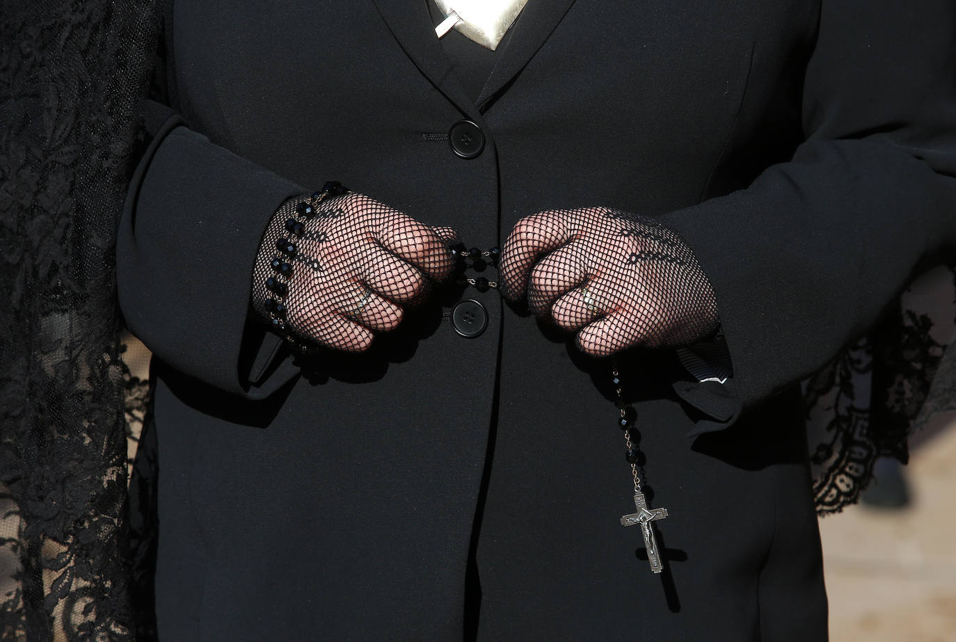 La procesión de La Soledad, escoltada por cuatro bomberos, se abrió paso entre aplausos hasta llegar a la plaza del Ayuntamiento de Oviedo. Los miembros de la Real y Trinitaria Archicofradía del Santo Entierro y Nuestra Señora de Los Dolores en su Inmaculada Concepción han recorrido durante dos horas el casco antiguo, dedicando este acto a las víctimas de la pandemia y de la guerra en Ucrania