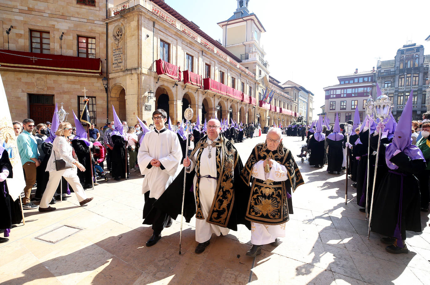 La procesión de La Soledad, escoltada por cuatro bomberos, se abrió paso entre aplausos hasta llegar a la plaza del Ayuntamiento de Oviedo. Los miembros de la Real y Trinitaria Archicofradía del Santo Entierro y Nuestra Señora de Los Dolores en su Inmaculada Concepción han recorrido durante dos horas el casco antiguo, dedicando este acto a las víctimas de la pandemia y de la guerra en Ucrania