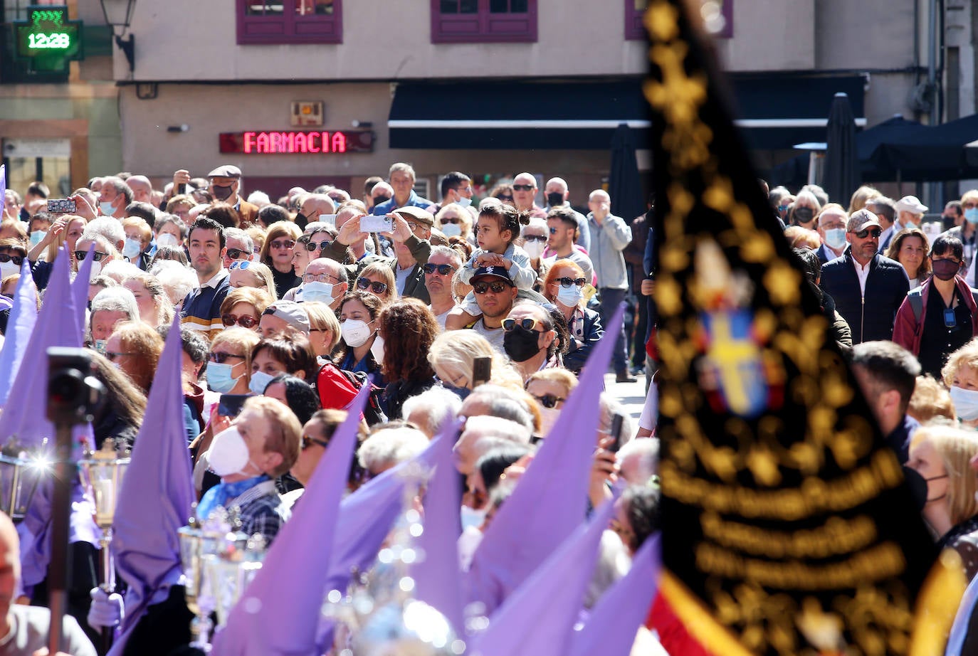 La procesión de La Soledad, escoltada por cuatro bomberos, se abrió paso entre aplausos hasta llegar a la plaza del Ayuntamiento de Oviedo. Los miembros de la Real y Trinitaria Archicofradía del Santo Entierro y Nuestra Señora de Los Dolores en su Inmaculada Concepción han recorrido durante dos horas el casco antiguo, dedicando este acto a las víctimas de la pandemia y de la guerra en Ucrania