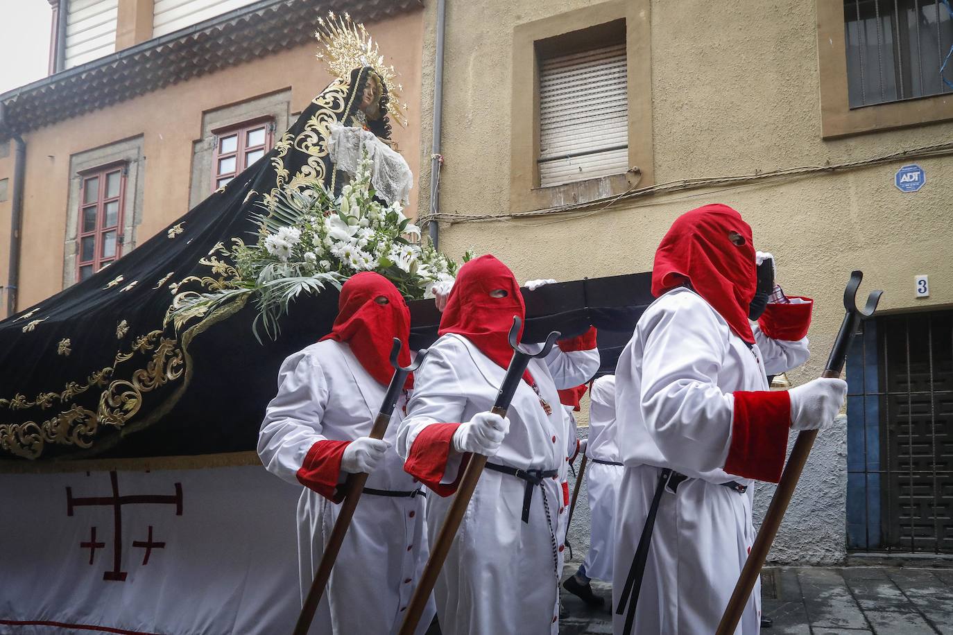 La Ilustre Hermandad de la Santa Vera Cruz abrió camino desde el Campo Valdés para dirigirse a Sebastián Miranda, seguidos por la Hermandad de la Misecordia, portadora de la imagen de San Juan Evangelista y, tras ellos, los integrantes de la Ilustre Cofradía del Santo Sepulcro portaban sobre sus hombros a la virgen de la Soledad, rodeada de flores blancas y ataviada con un manto azul noche y bordados dorados.