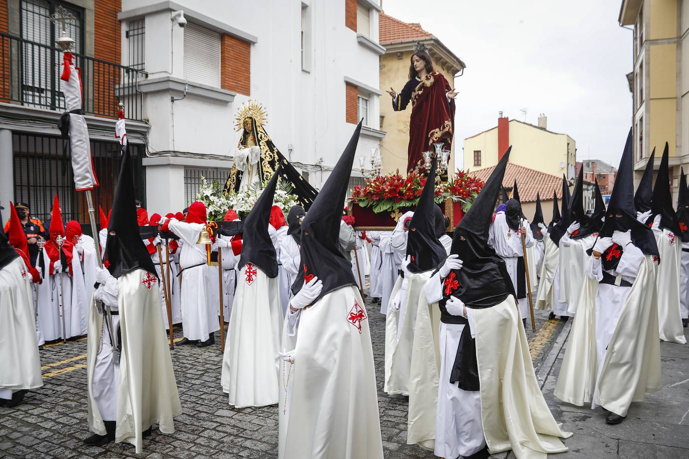 La Ilustre Hermandad de la Santa Vera Cruz abrió camino desde el Campo Valdés para dirigirse a Sebastián Miranda, seguidos por la Hermandad de la Misecordia, portadora de la imagen de San Juan Evangelista y, tras ellos, los integrantes de la Ilustre Cofradía del Santo Sepulcro portaban sobre sus hombros a la virgen de la Soledad, rodeada de flores blancas y ataviada con un manto azul noche y bordados dorados.