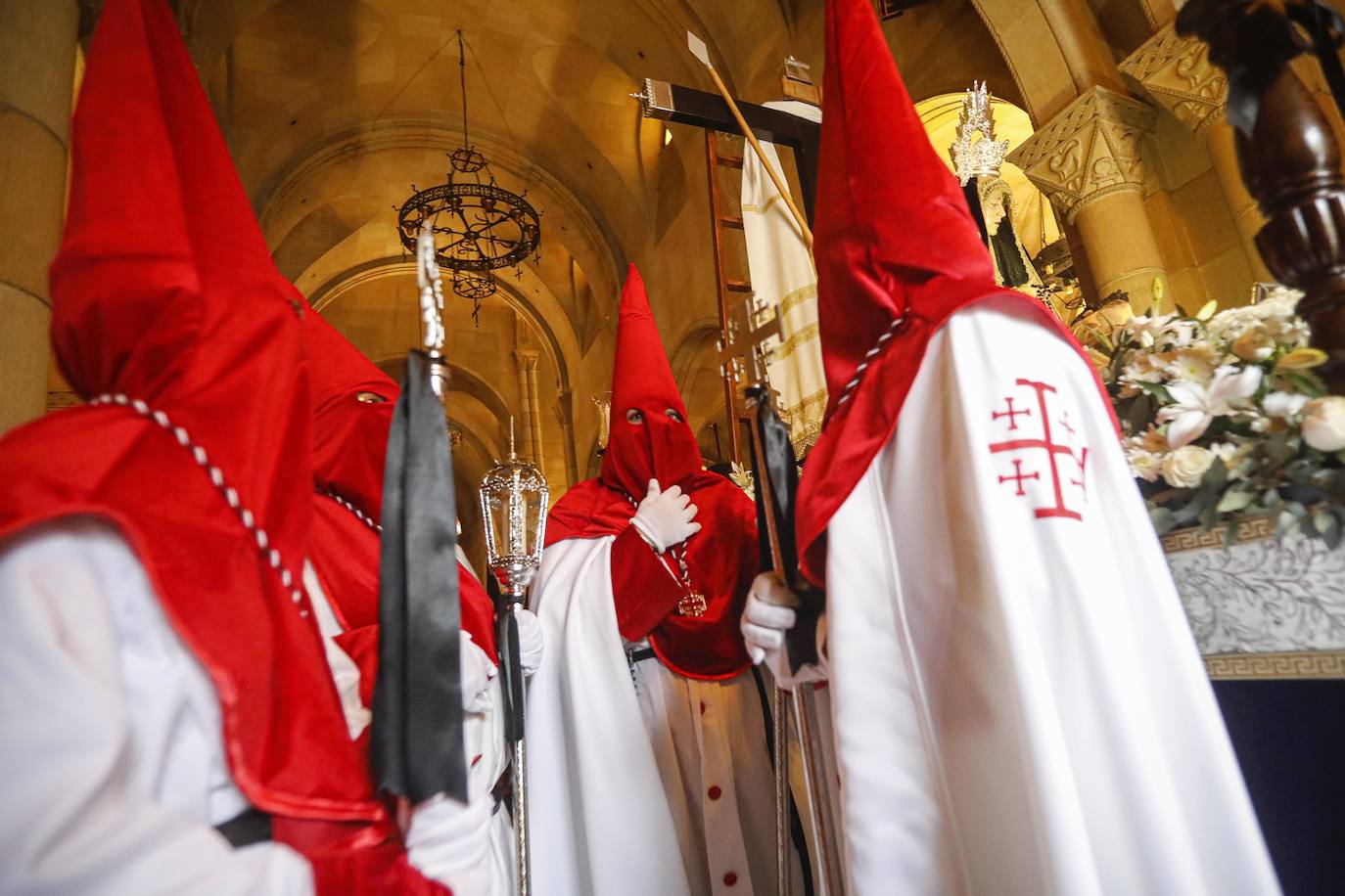 La Ilustre Hermandad de la Santa Vera Cruz abrió camino desde el Campo Valdés para dirigirse a Sebastián Miranda, seguidos por la Hermandad de la Misecordia, portadora de la imagen de San Juan Evangelista y, tras ellos, los integrantes de la Ilustre Cofradía del Santo Sepulcro portaban sobre sus hombros a la virgen de la Soledad, rodeada de flores blancas y ataviada con un manto azul noche y bordados dorados.